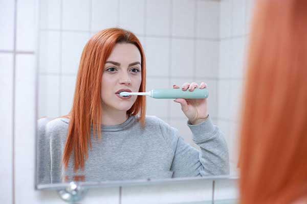 تنظيف الأسنان أهمية كبيرة للحفاظ على صحتها